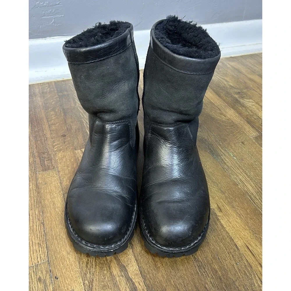 UGG Australia Beacon #5485 Black Leather & Genuine Sheepskin Pull On Boots Sz 10